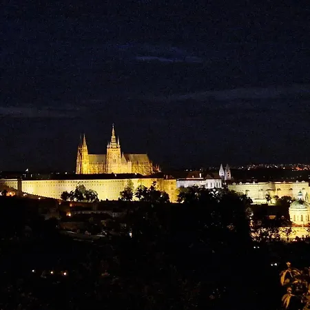 Apartment Cozy Near Castle Prag