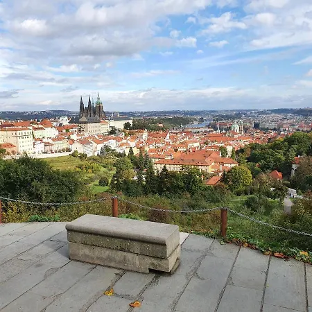 Cozy Near Castle דירה פראג